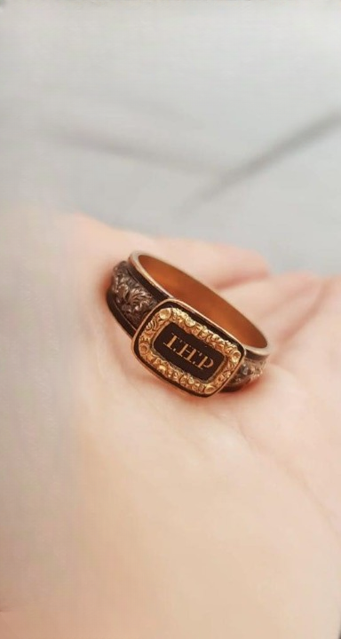 Discovering Antique Jewelry: A First Glimpse into the Past