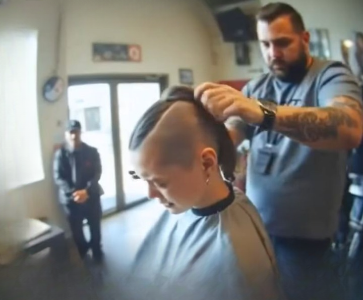Inspiring Barbershop Moment: Young Woman Shaves Her Head After Hair Loss and Finds Strength in Unexpected Support