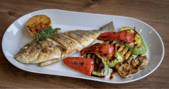 10 Seafood Choices to Think Twice About Ordering at Restaurants (And Smarter Alternatives)