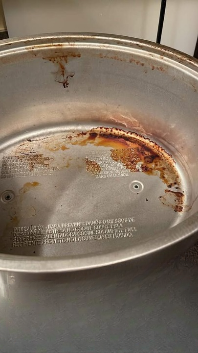 Effective Tips for Cleaning Stained Baking Pans and Sheets 