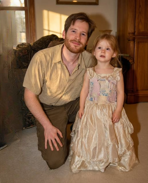 This Father Sewed a Graduation Dress from His Late Wife’s Keepsakes—The Reaction at the Ceremony Was Unforgettable