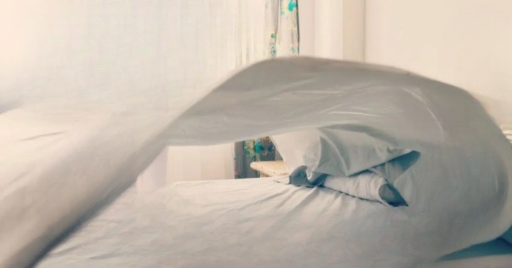 Why Some People Put Their Top Sheets “Upside Down”: The Surprising Bedding Trick That Creates a Polished, Hotel-Style Bed