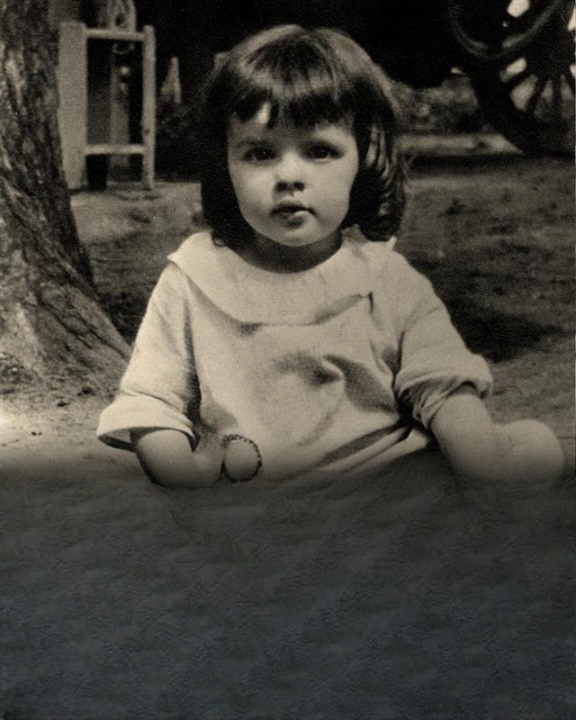 Behind the Glitter: The Untold Story of a Hollywood Icon’s Difficult Childhood and Rise to Stardom