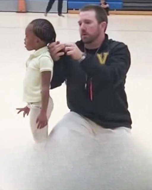 A Simple Gesture That Went Viral: How One Coach’s Kindness Inspired Millions