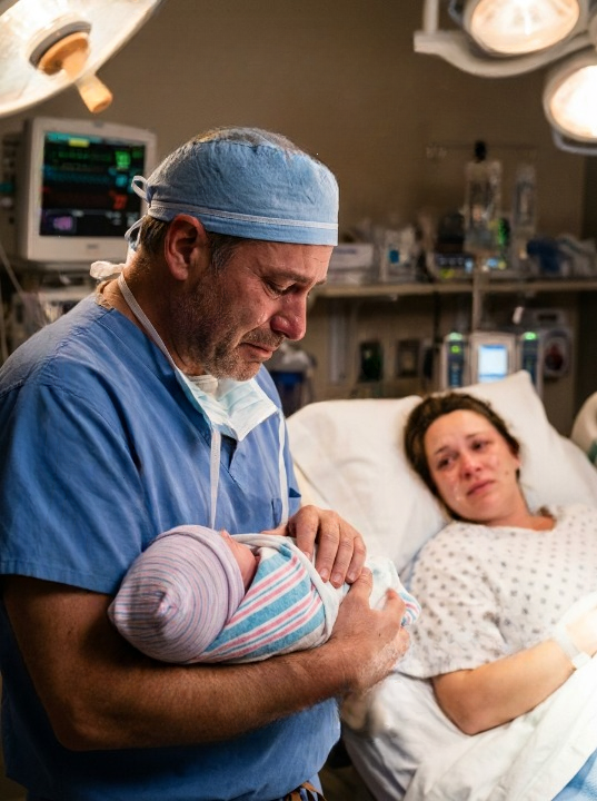 She Went to the Hospital Alone to Give Birth — What Happened Next Changed Everything
