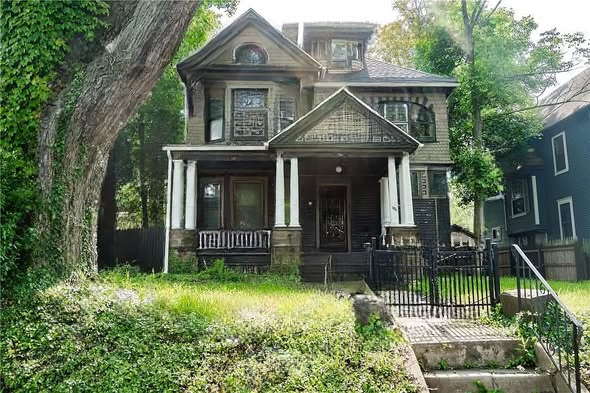 A Timeless Queen Anne Victorian in Sharon, Pennsylvania: Historic Charm, Character, and Opportunity