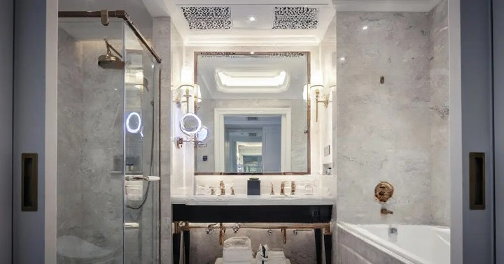 Why Many Travelers Leave the Bathroom Light On in Hotel Rooms — A Simple Habit That Can Make Nights Easier