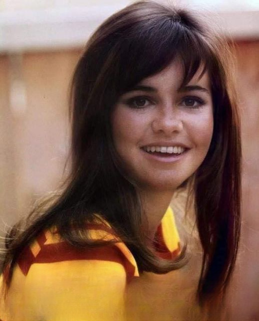 Sally Field at 76: Embracing Natural Beauty and Redefining Aging in Hollywood