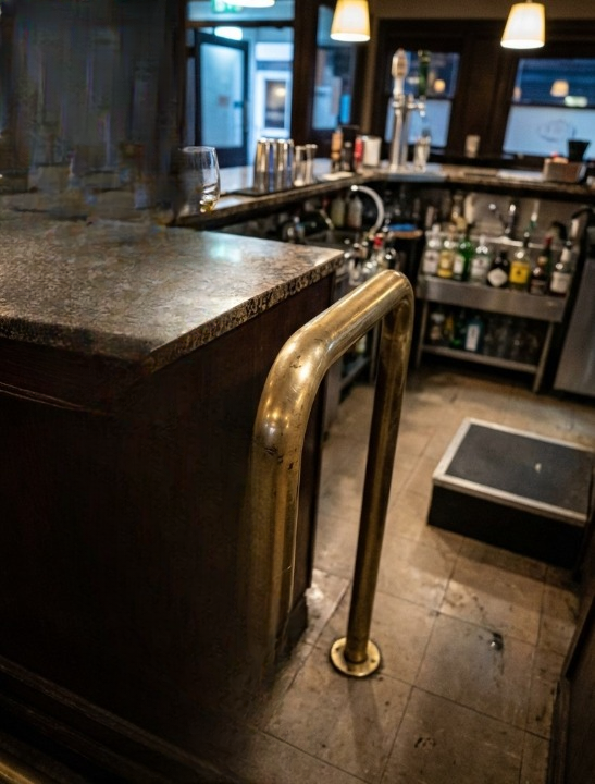 If You Spot This Metal Bar in a Restaurant, Here’s What It’s Really For