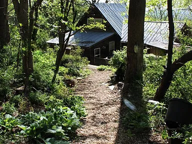Charming Mountain Retreat on 9.25 Acres Near Shenandoah National Park – A Private Escape Surrounded by Nature