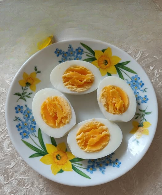 Doctors reveal that eating eggs with this herb causes… or at least, that’s how the headline pulled me in one quiet evening when I was too tired to cook anything complicated.