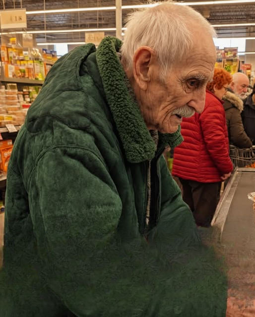 I Paid for an Elderly Man’s Essentials in a Grocery Store—and What Happened Next Changed My Perspective on Kindness