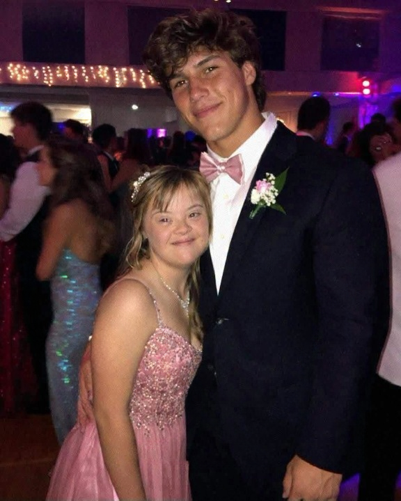 The Prom Night Moment That Changed Everything: How One Student Stood Up for a Classmate Who Deserved to Be Seen