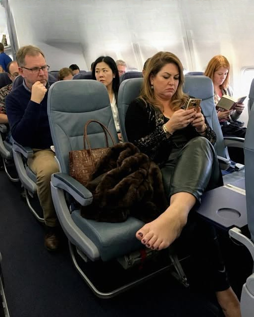 My Daughter Found What Everyone Missed on the Plane — A Small Act of Courage That Changed the Entire Flight
